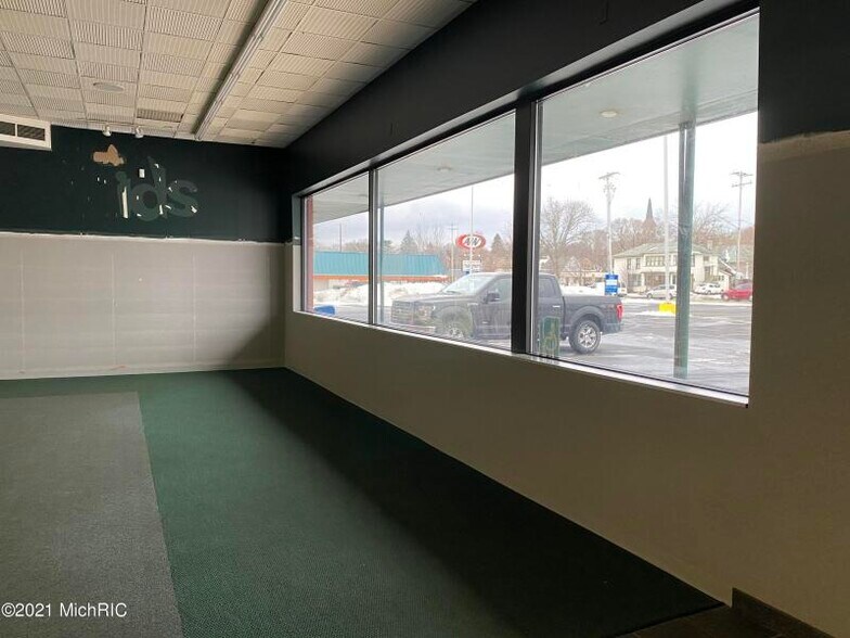 More Photos Of 113 Cypress St, Manistee Freestanding For Lease