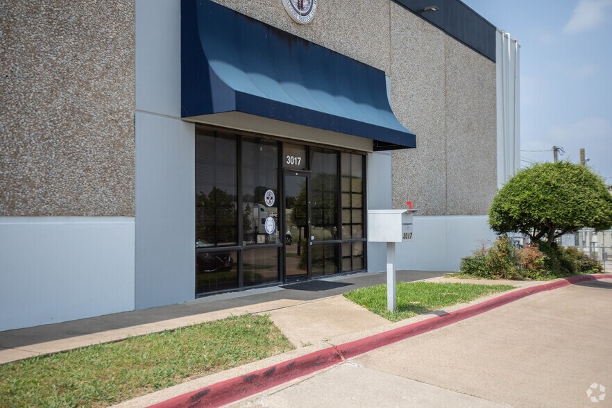 More Photos Of 3011-3017 Red Hawk Dr, Grand Prairie Distribution For Lease