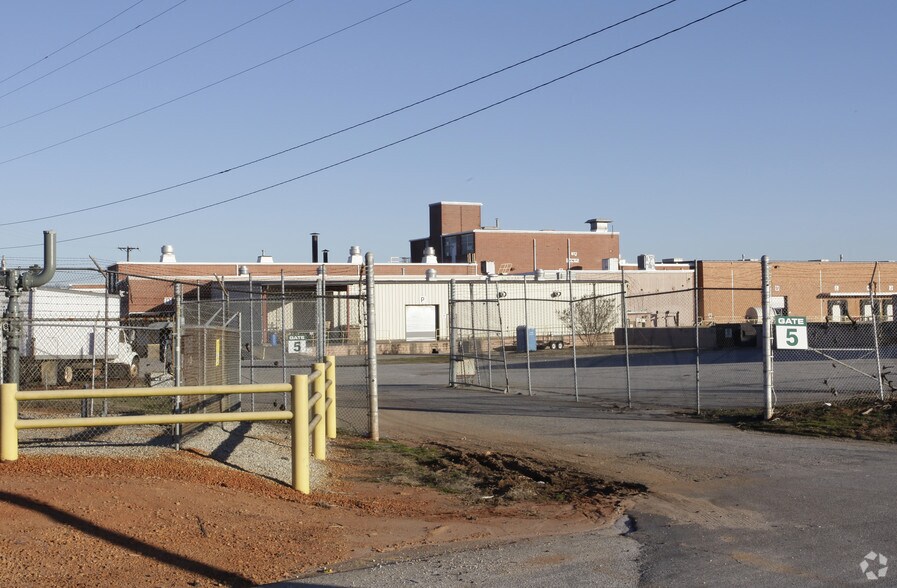 More Photos Of 300 S Main St, Mauldin Warehouse For Lease