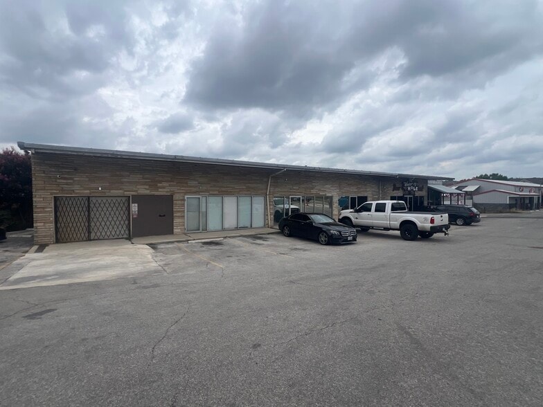 Primary Photo Of 9809 Fredericksburg Rd, San Antonio Auto Repair For Lease