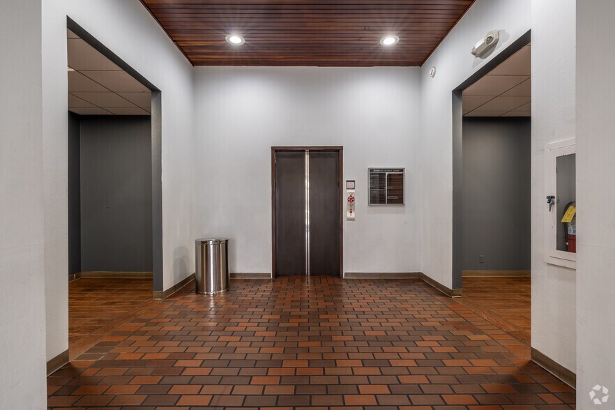 More Photos Of 15650 Devonshire St, Granada Hills Office For Lease