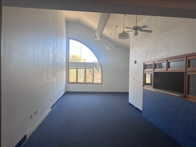 More Photos Of 2501 Chatham Rd, Springfield Office For Lease