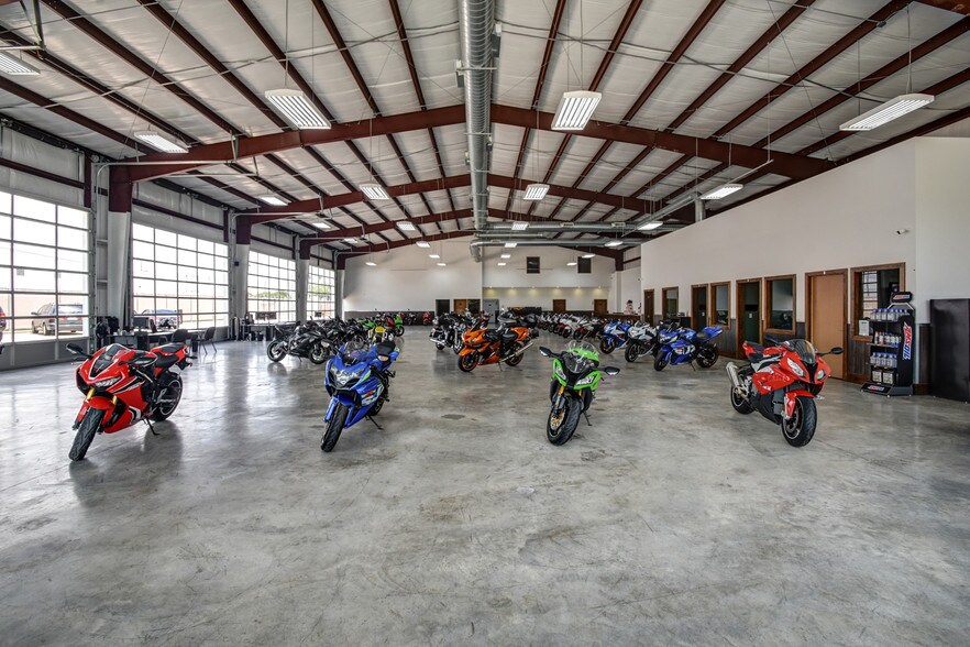 More Photos Of 14902 N Fwy Service Rd, Houston Freestanding For Lease