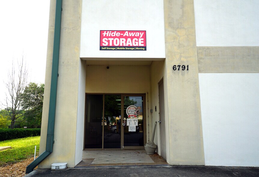 More Photos Of 6791 28th St Cir E, Sarasota Warehouse For Lease
