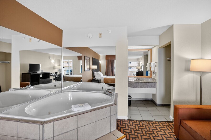 More Photos Of 1835 W Highway 76, Branson Hotel For Sale