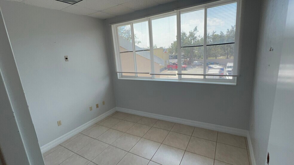 More Photos Of 4940 Bayline Dr, North Fort Myers Warehouse For Lease