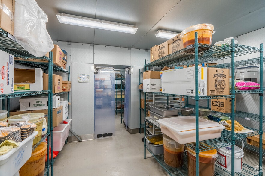 More Photos Of 1015-1025 Currie Ave, Minneapolis General Retail For Lease