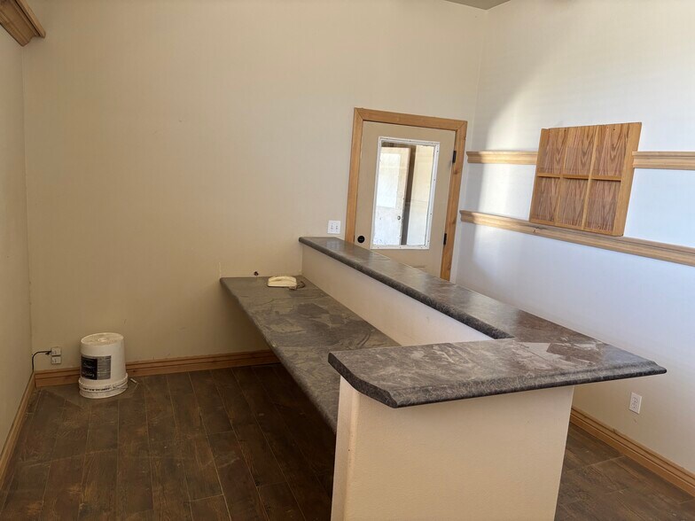 More Photos Of 3340 Fox Ave, Kingman Warehouse For Lease