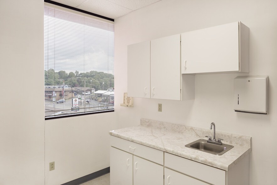 More Photos Of 1800 Pine Hollow Rd, McKees Rocks Medical For Lease