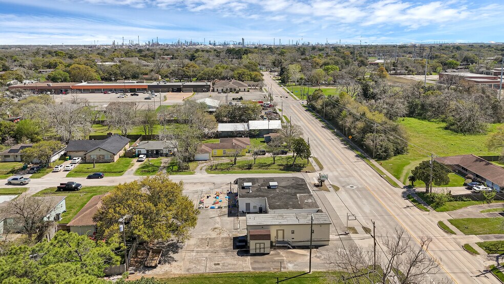 More Photos Of 2000 Cedar Dr, La Marque Freestanding For Sale