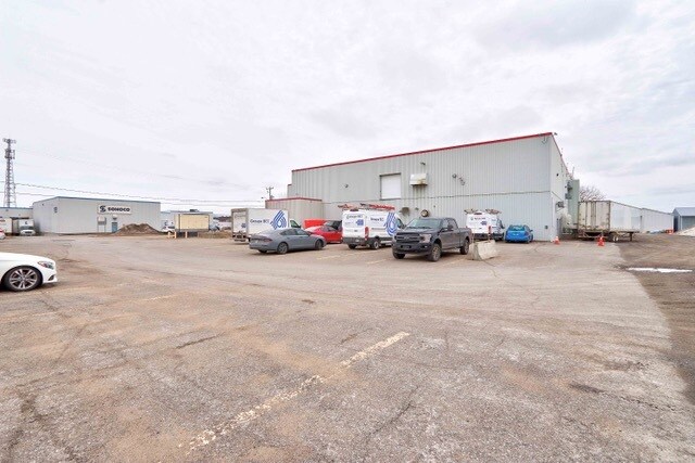 More Photos Of 521 Rue Des Érables, Trois-Rivières Manufacturing For Sale