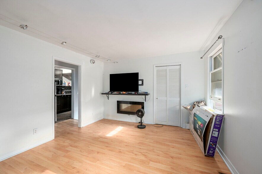 More Photos Of 227 Colborne St, Port Stanle Office For Sale