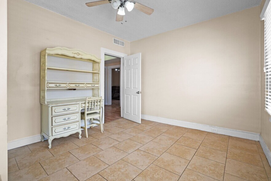 More Photos Of 2422 Montana Ave, El Paso Storefront Retail Office For Sale