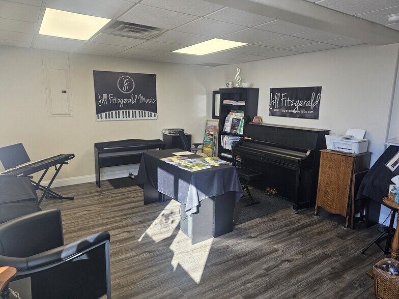 More Photos Of 127-131 E Commerce St, Milford Loft Creative Space For Sale