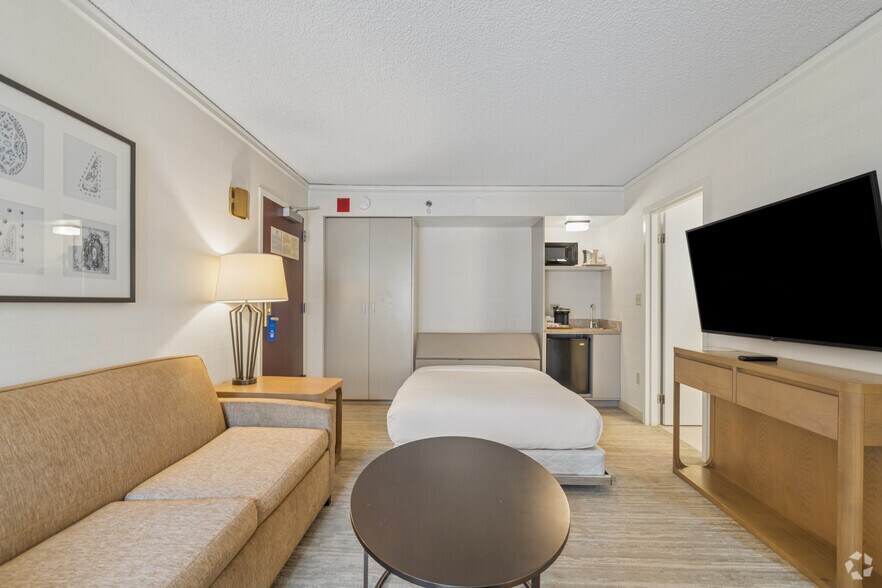 More Photos Of 6120 Peachtree Dunwoody Rd, Atlanta Hotel For Sale