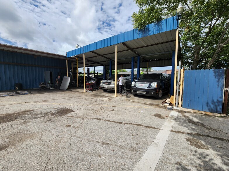 More Photos Of 8921 Daffodil Ave, Houston Auto Repair For Lease