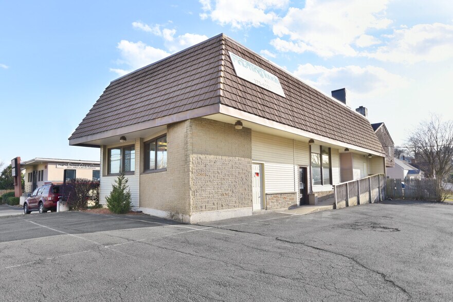 More Photos Of 4143 Main St, Bridgeport Storefront For Sale