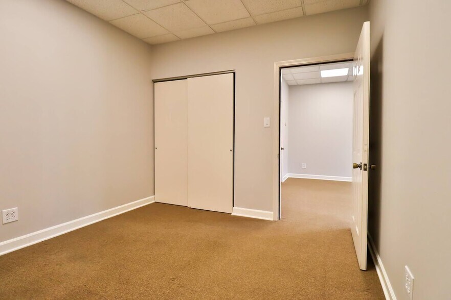 More Photos Of 4701-4731 W Midlothian Tpke, Crestwood Office For Sale