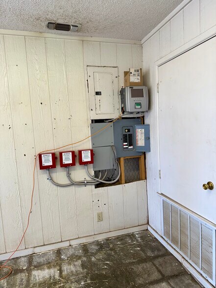 More Photos Of 305 N 9th St, Slaton Service Station For Sale