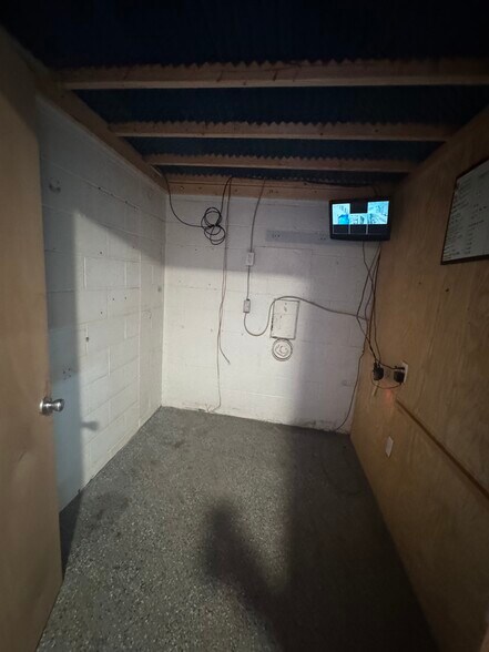 More Photos Of 11 Front St, Springfield Auto Repair For Lease