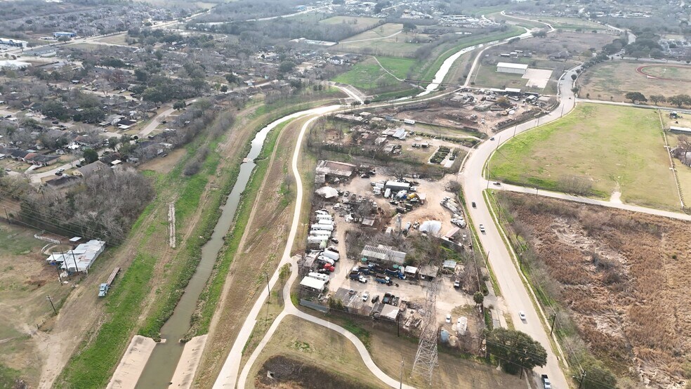 More Photos Of 14211 Hiram Clarke Rd, Houston Storefront For Lease