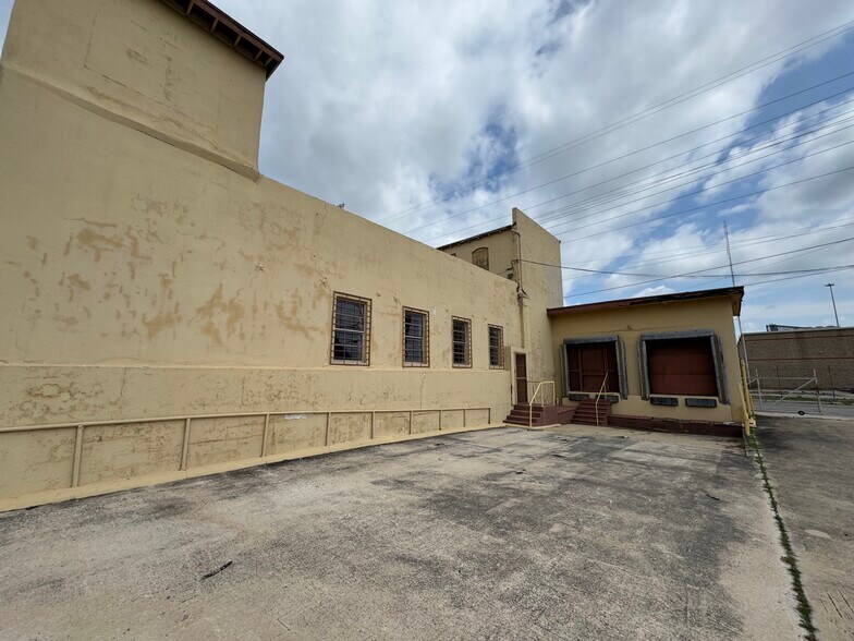 More Photos Of 226-232 Rivas St, San Antonio Manufacturing For Lease