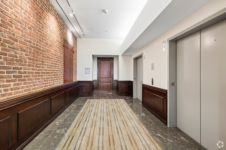More Photos Of 300 W Pratt St, Baltimore Office For Sale