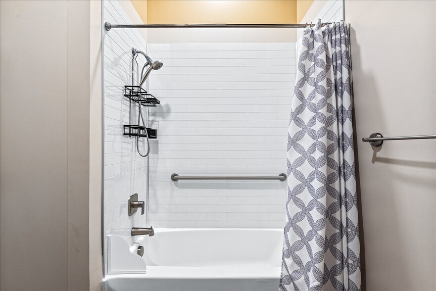 More Photos Of 10 Irving Ave N, Colonial Beach Apartments For Sale