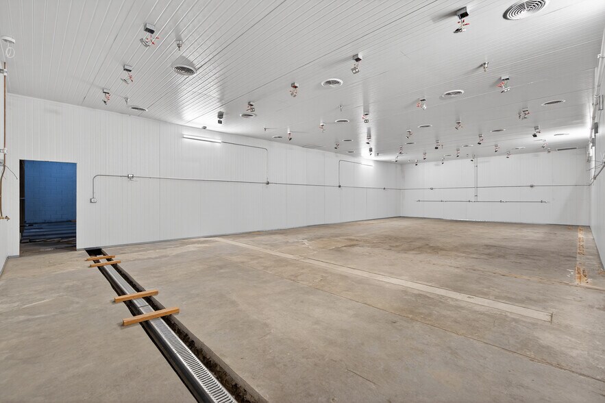More Photos Of 11019 Penrose St, Sun Valley Manufacturing For Sale