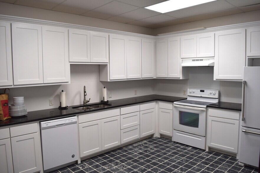 More Photos Of 2535 Brennan Ave, Fort Worth Office For Lease