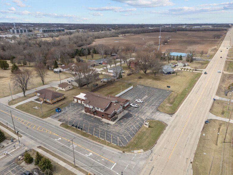 More Photos Of 1101 W North Ave, Little Chute Restaurant For Lease