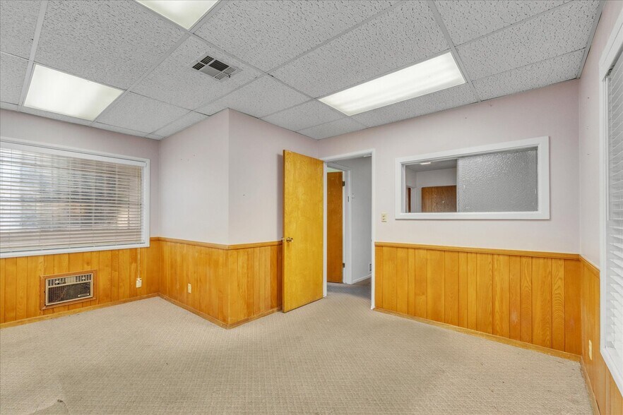 More Photos Of 18032 Ventura Blvd, Encino Medical For Lease