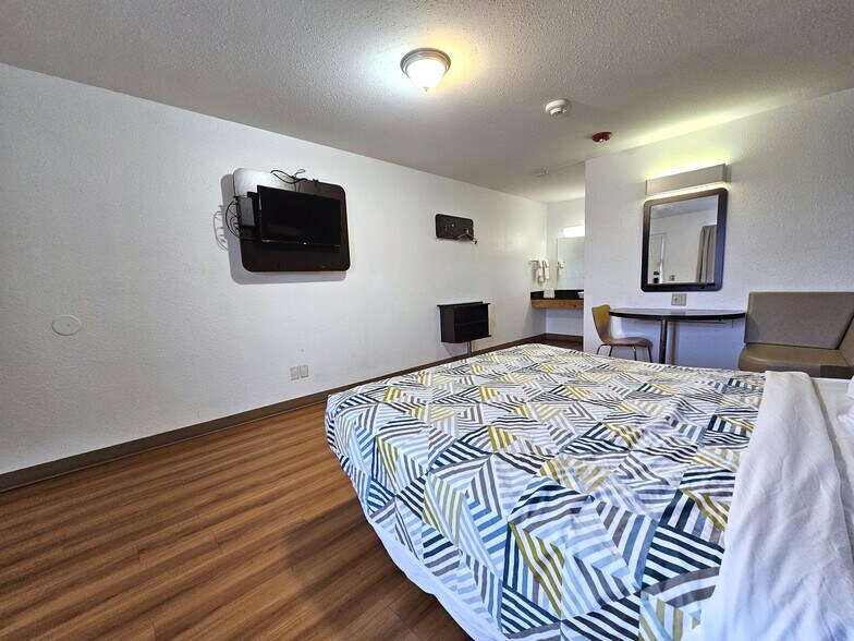 More Photos Of 1920 Bob Griffin Rd, Cameron Hotel For Sale