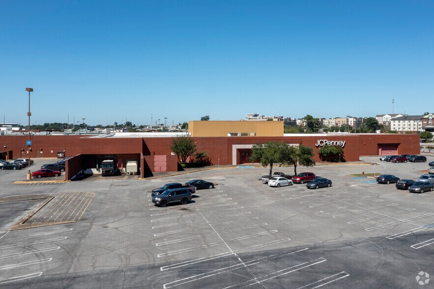 More Photos Of 1701 McFarland Blvd E, Tuscaloosa Storefront For Lease