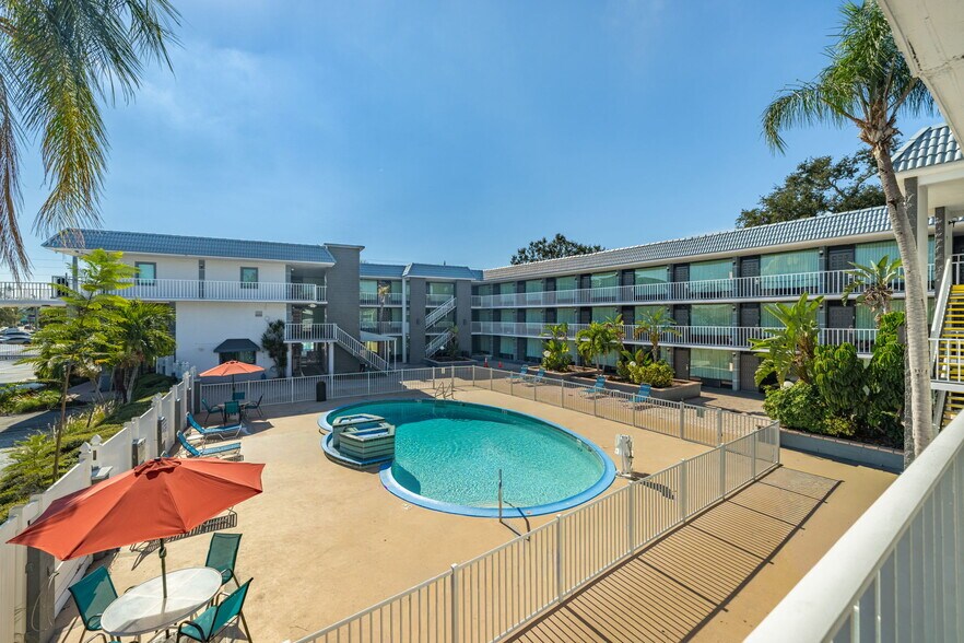 Primary Photo Of 1400 34th St N, Saint Petersburg Hotel For Sale