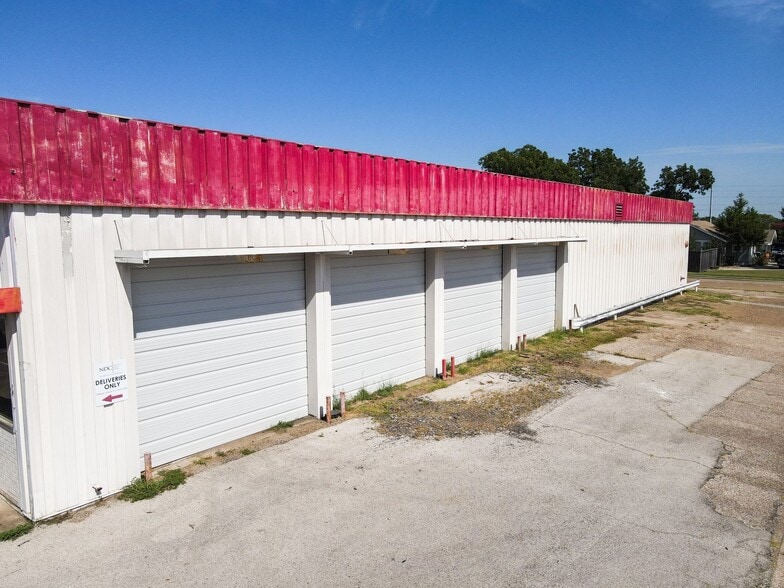 More Photos Of 1101 Main St, Garland Warehouse For Sale