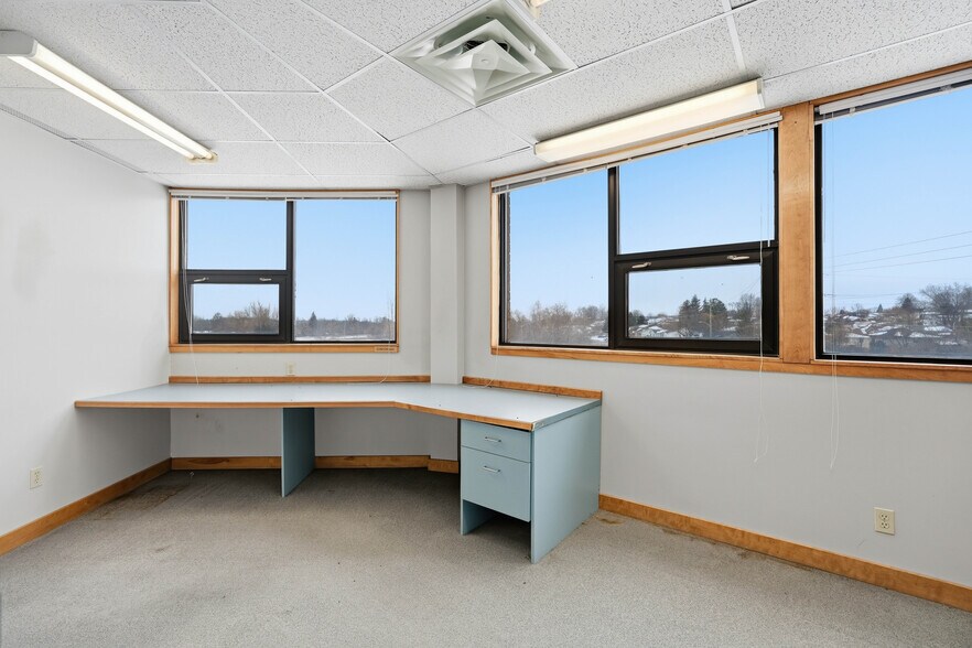 More Photos Of 149 N Murray St, Quinte West Office For Sale