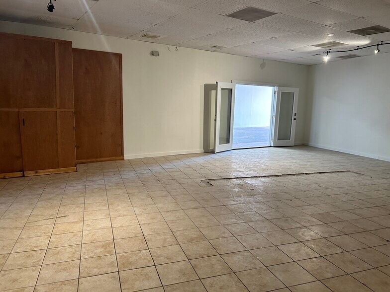 More Photos Of 928 S Park St, Carrollton Storefront Retail Office For Lease