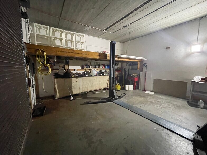 More Photos Of 960 Chalmer Dr, Marco Island Light Manufacturing For Sale