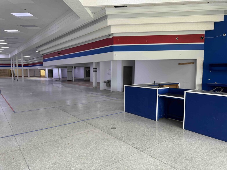 More Photos Of 6495 Quivira Rd, Shawnee General Retail For Lease