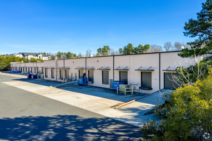 More Photos Of 9006 Perimeter Woods Dr, Charlotte Light Distribution For Lease