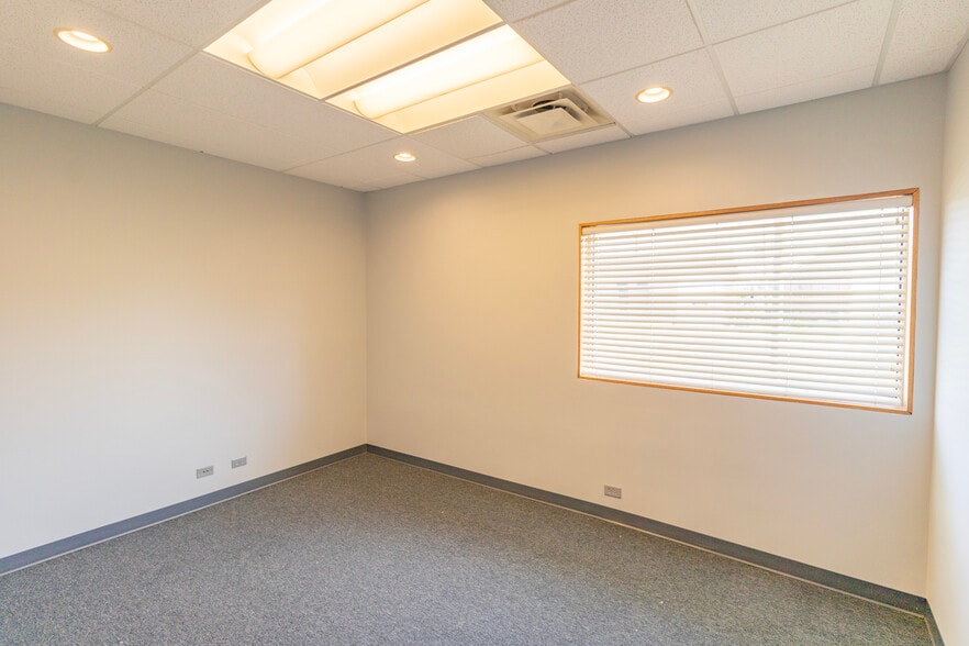 More Photos Of 450 Bennett Rd, Elk Grove Village Warehouse For Lease
