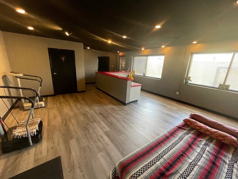 More Photos Of 399 S 22nd St, Heath Flex For Lease
