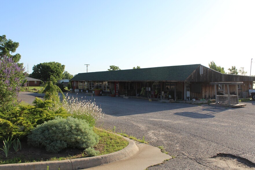 More Photos Of 2224 8th St, Woodward General Retail For Sale