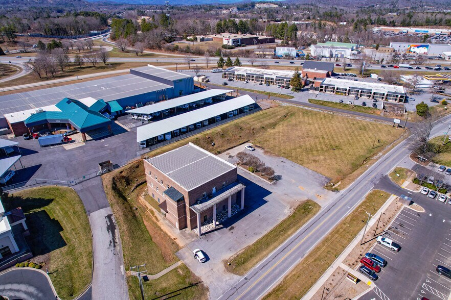 More Photos Of 135 Sugarloaf Rd, Hendersonville Freestanding For Sale