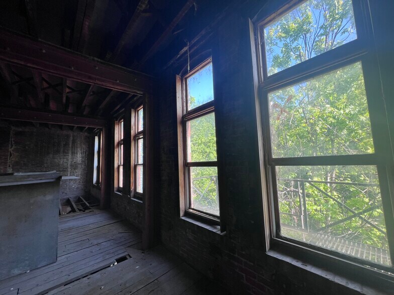 More Photos Of 103 S Court Sq, Memphis Storefront Retail Office For Sale