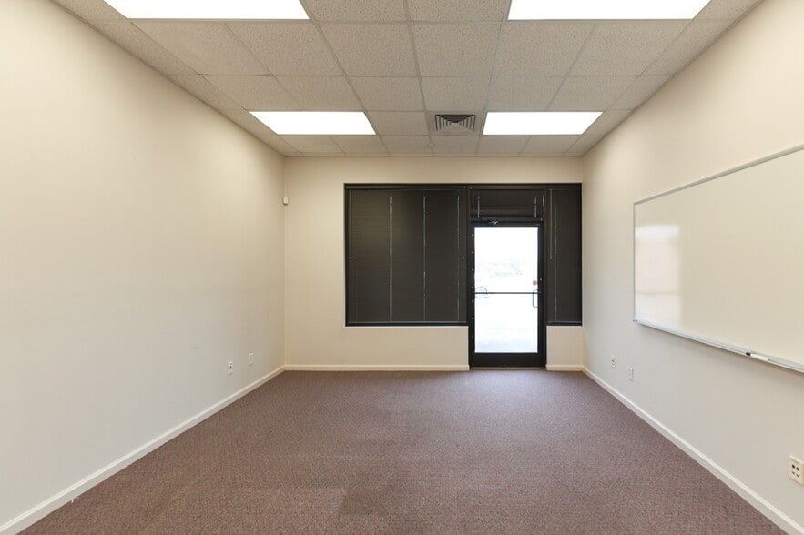 More Photos Of 409 Chicago Dr, Fayetteville Flex For Lease