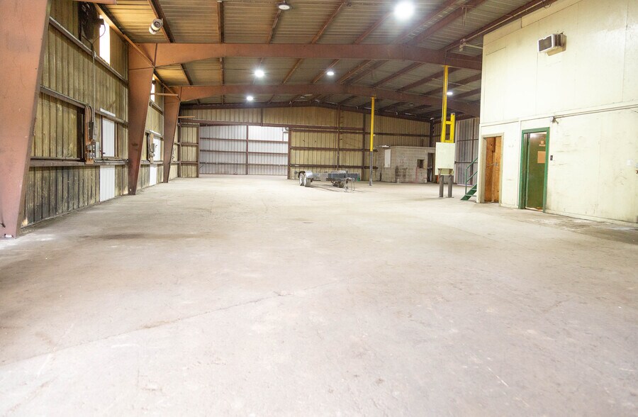 More Photos Of 211 S Austin St, Hutchins Flex For Sale