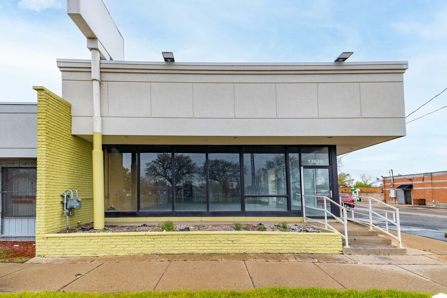 More Photos Of 13630 W Eight Mile Rd, Oak Park Freestanding For Lease