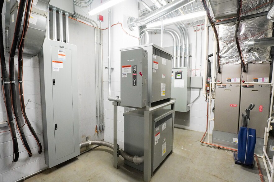 More Photos Of 4585 Cornell Rd, Blue Ash Manufacturing For Lease